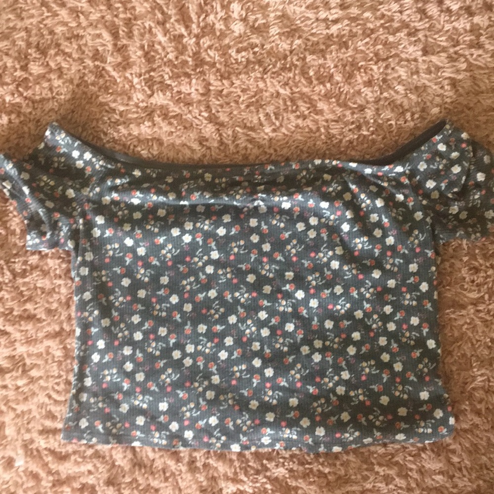 Floral print off the shoulder cropped tee